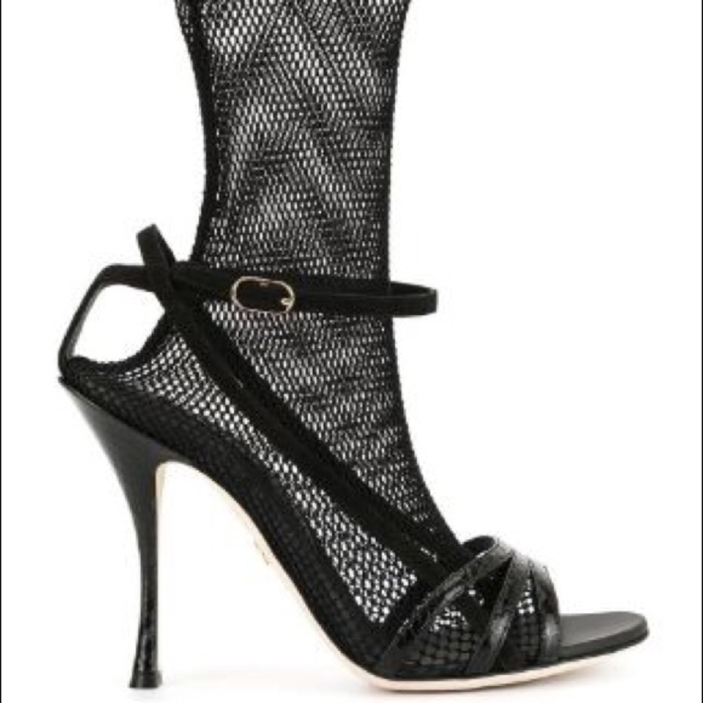 DOLCE & GABBANA
Fishnet sock-style stiletto